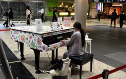 街角ピアノ、マナー守って　人気の一方、迷惑がる声目立つ　独占や大音量、撤去の例も