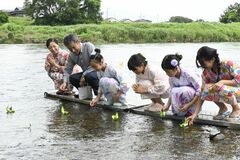 【夕刊】思川で夏の風物詩「流しびな」