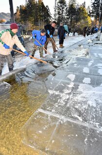 「天然氷」の切り出し　日光
