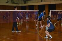 現役選手が熱心に指導／バドミントン教室に６０人／足利