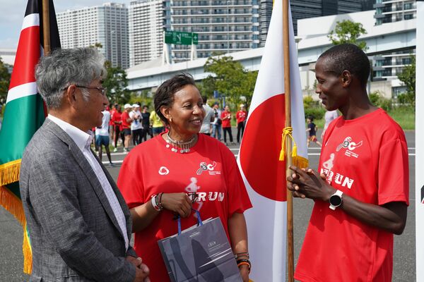 記念イベントで交流した小菅町長（左）とイリア大使（中央）、ベンジャミンさん
