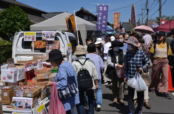 盛況となった「あしかが坂西軽トラ市」