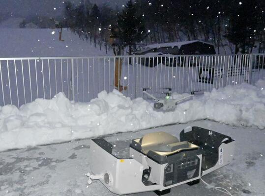 スキー場のリフト設備を点検するドローン。右下は格納ドック＝16日、那須塩原市