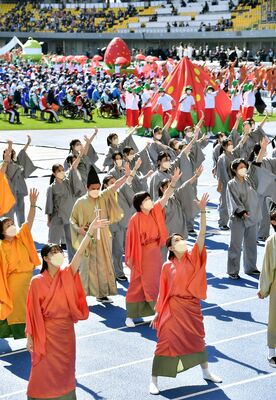 開会式会場を沸かせた歓迎演技。特別支援学校の子どもたちなど障害者も出演し、会場を盛り上げた
