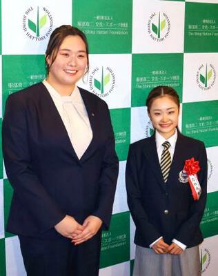 　服部真二賞の授賞式で、写真に納まる陸上女子やり投げの北口榛花（左）とフィギュアスケート女子の島田麻央＝１３日、東京都内