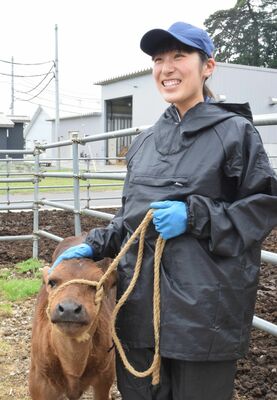 県畜産酪農研究センターで女性初の畜産労務技術員として働く鈴木さん
