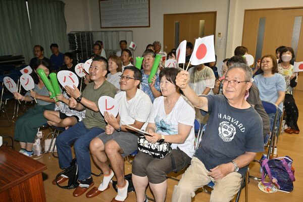 松下選手の決勝進出が決まり、喜ぶ地元の人たち＝28日午後６時35分、宇都宮市江曽島町