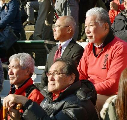 2017年、全国高校ラグビー大会の京都代表決定戦で伏見工・京都工学院が敗退し、グラウンドを見つめる山口良治総監督(当時、手前右)とOBの元日本代表大八木淳史氏(奥右)=京都市