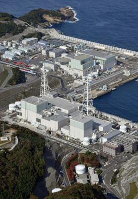 中国電力島根原発。手前右から1号機、2号機、奥は3号機=2025年11月、松江市