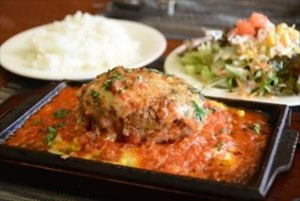 「トマチー」ソースの特製ハンバーグ