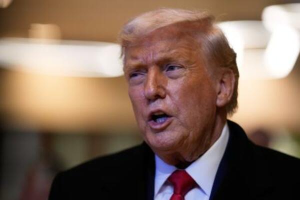 スイス東部ダボスで報道陣の取材に応えるトランプ大統領=21日、ダボス(AP=共同)