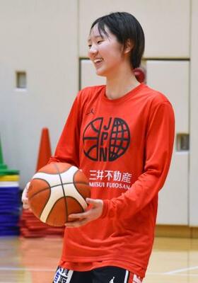 バスケットボール女子日本代表の強化合宿で笑みを浮かべる田中=味の素ナショナルトレーニングセンター