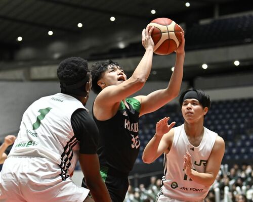 第１クオーター９分、白鴎大の佐古がシュートを決める＝東京体育館