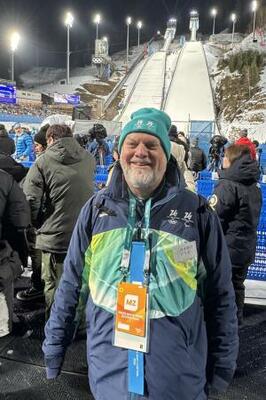 　ノルディックスキー・ジャンプ会場で通訳ボランティアをするドイツ人牧師のマルクス・ネイツェルさん＝７日、プレダッツォ（共同）