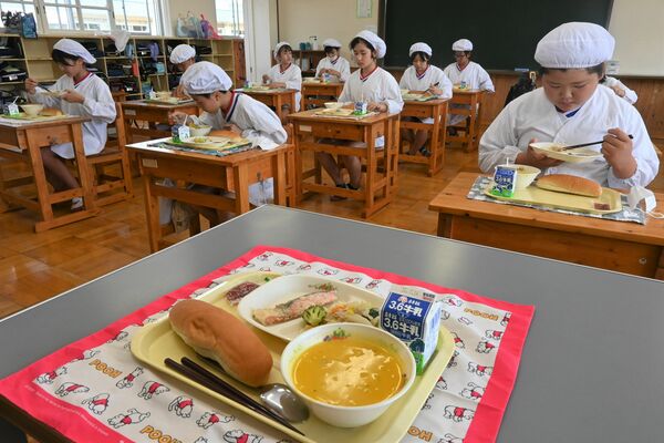 給食を食べる茂木小５年生。児童たちも無償化を歓迎している＝６日午後、茂木町茂木