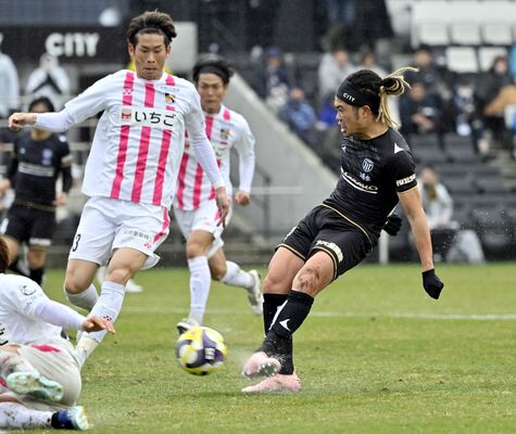 前半31分、栃木シティのＦＷ田中（右）がチーム２点目のゴールを決める＝栃木市のシティフットボールステーション、森田大地撮影