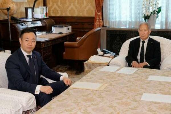 　森衆院議長（右）と面会する自民党の鈴木前法相＝１４日午前、国会