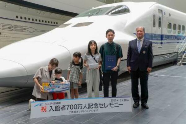 リニア・鉄道館の入館者数700万人を記念し開かれた式典=10日、名古屋市