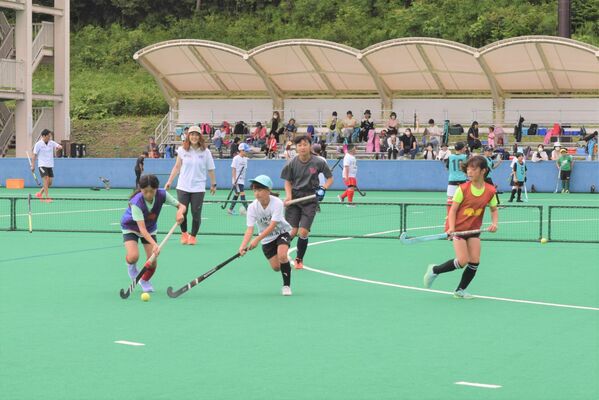 試合形式で技術を学ぶ児童ら