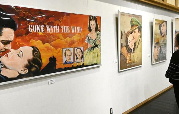 昔懐かしい劇画調の作品が並ぶ会場