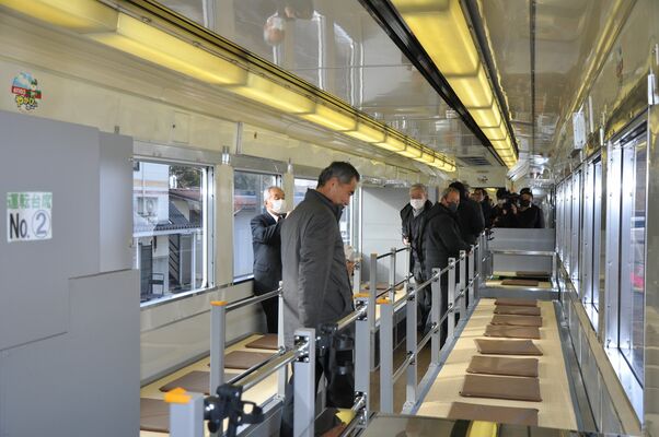 畳座席や掘りごたつ席を設けた改修車両