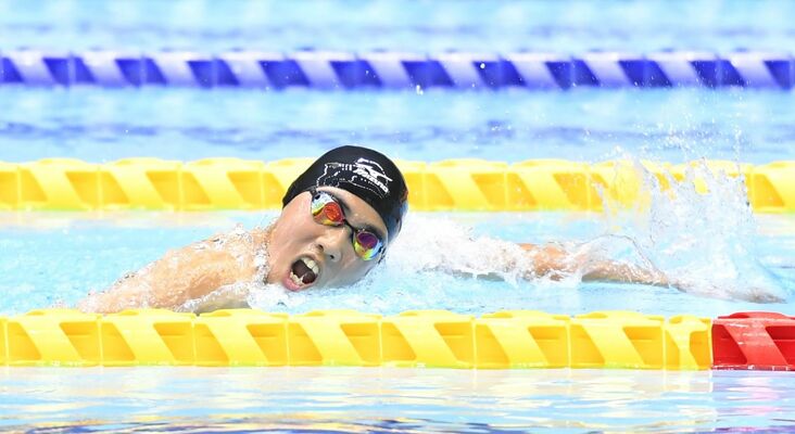 競泳男子1500メートル決勝で力泳する近澤（上三川）＝日環アリーナ栃木屋内水泳場