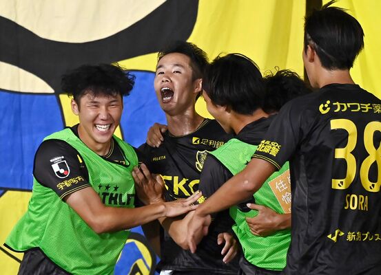 後半18分、ＰＫで自身２点目を決め、喜ぶ栃木ＳＣのＦＷ大島（左から２人目）＝カンセキスタジアムとちぎ