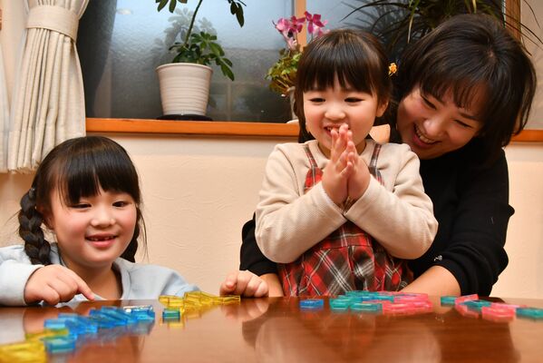 珠洲市在住の西本真理さん（右）と長女瑠璃さん（左）、次女瑠那ちゃん（中央）。３月末までは実家で過ごす予定だ＝１月２２日、大田原市市野沢
