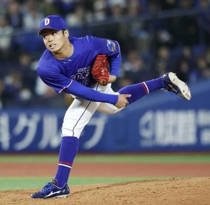 　１０回に登板し、プロ初勝利を挙げた中日・根尾＝横浜