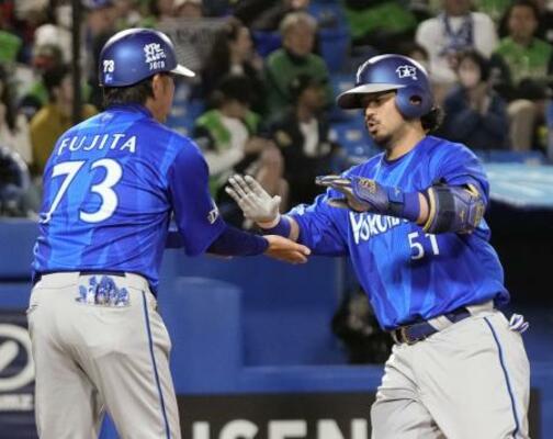　５回、本塁打を放ちコーチに迎えられるＤｅＮＡ・宮崎（右）＝神宮