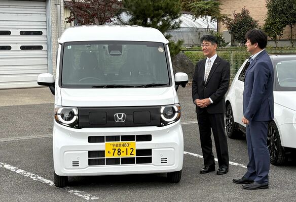実証実験で使うＥＶに見入る大関町長（左）ら＝22日午前、芳賀町役場