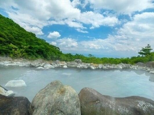 10月１日にオープンする「ほったらかしの宿　ゆうふり那須高雄温泉ロッジ」の露天風呂