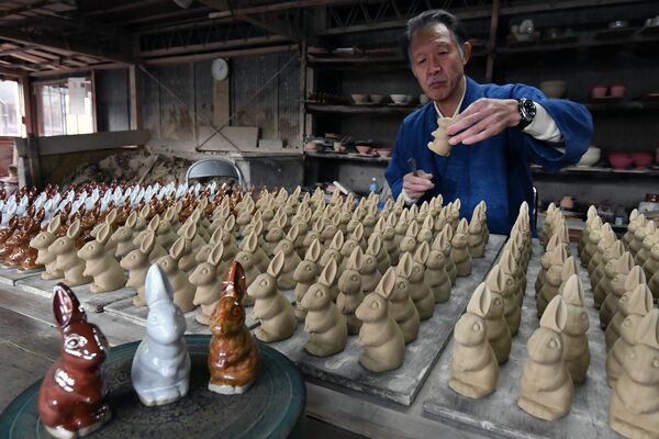 作業場にずらりと並んだえとの置物＝３日午後２時５分、那珂川町小砂
