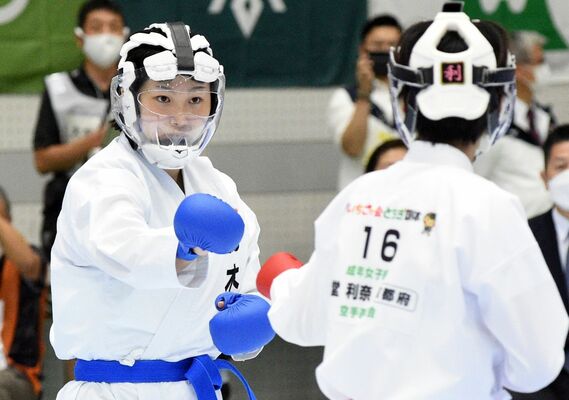 空手道成年女子組手決勝　仕掛ける栃木県の澤江（左）＝２日午後７時、小山市外城