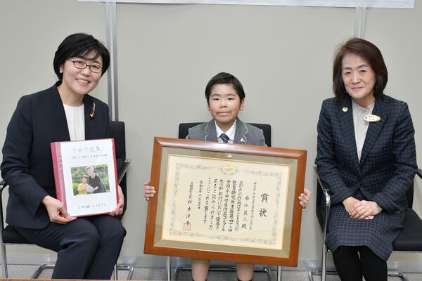 中村教育長（右）に受賞を報告した香山さん（中央）＝４日午後、県教委