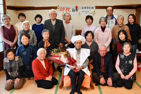 石塚さん（前列中央）を祝う両郷書心会の会員たち