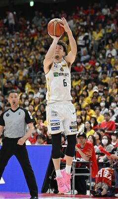第３クオーター１分、ブレックスの比江島が３点シュートを決める＝ＩＧアリーナ、森田大地撮影