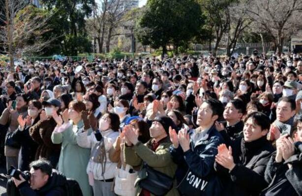 　衆院選の公示を２７日に控え、政党の街頭演説に拍手を送る人たち。２月８日の投開票日に向け、各党が支持を訴えた＝２５日午後、東京都港区