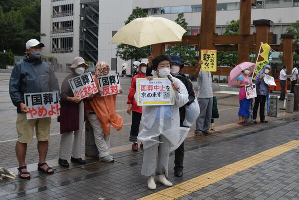 国葬中止を求めて宣伝行動を行う県民ネットのメンバーら＝１９日午後、宇都宮市馬場通り１丁目
