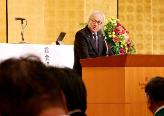 　定例総会であいさつする、全国都道府県議会議長会会長の蔵内勇夫福岡県議会議長＝３０日午後、横浜市