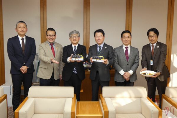 佐藤市長（右から３人目）を表敬した宮島社長（同４人目）ら