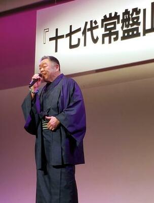 　定年を祝う会で熱唱する常盤山親方＝２９日、東京都内