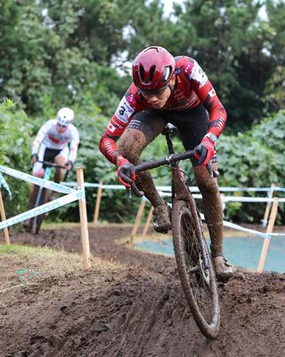 ブリッツェンの沢田が泥の坂を勢いよく下る＝千葉市の幕張海浜公園特設コース
