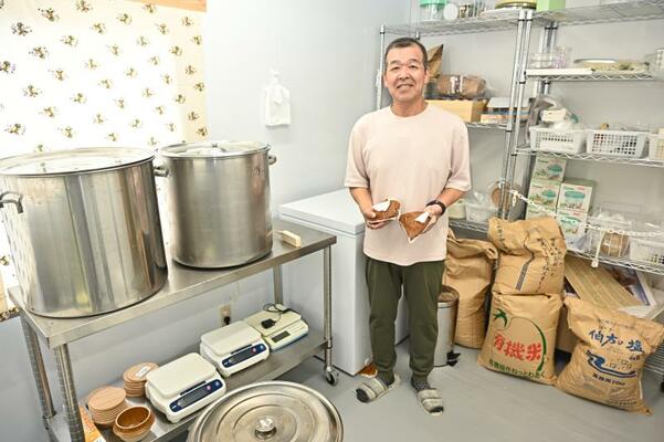 自宅２階の作業場でみそを仕込む川畑さん
