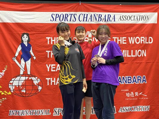 女子国別対抗団体戦で優勝した磯さん（中央）（夢翔館大田原提供）