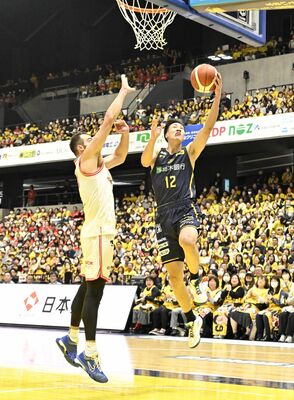 第2クオーター6分、ブレックスの高島がレイアップを決める=日環アリーナ栃木
