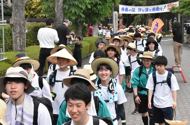 学校を出発する生徒たち