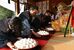 天狗から卵を食べるよう強いられる頂戴人