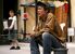 俳優として舞台に立つ中山さん