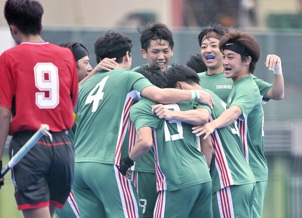 ホッケー成年男子決勝　第４クオーター８分、同点に追いつき喜ぶリーベ栃木の選手たち＝５日午後０時５分、滋賀県米原市のＯＳＰホッケースタジアム、磯真奈美撮影
